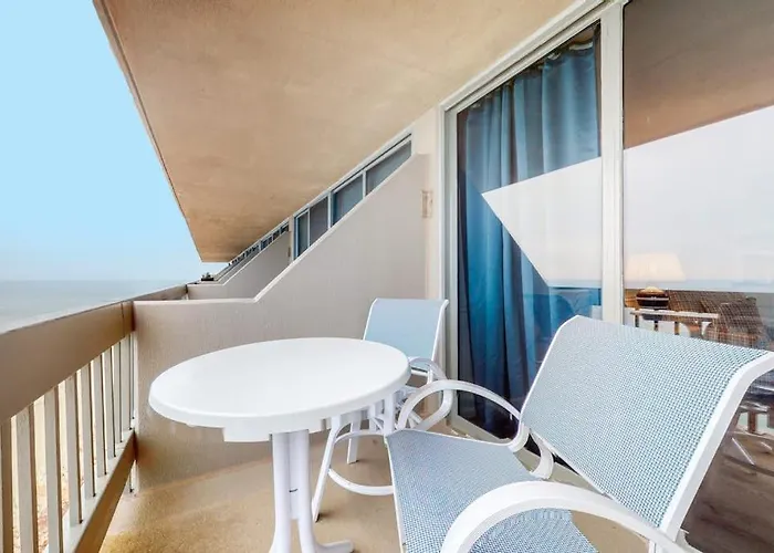 Oceanfront Getaway With Private Balcony Free Wifi Access & Shared Pool *
