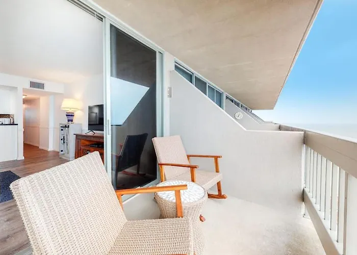 Сasa de vacaciones Oceanfront Getaway With Private Balcony Free Wifi Access & Shared Pool *