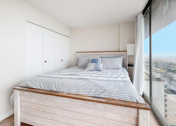 Сasa de vacaciones Oceanfront Getaway With Private Balcony Free Wifi Access & Shared Pool *