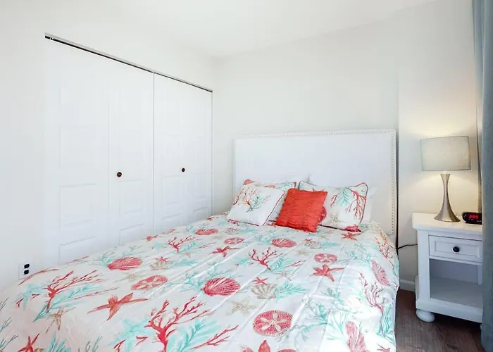 Oceanfront Getaway With Private Balcony Free Wifi Access & Shared Pool Сasa de vacaciones *