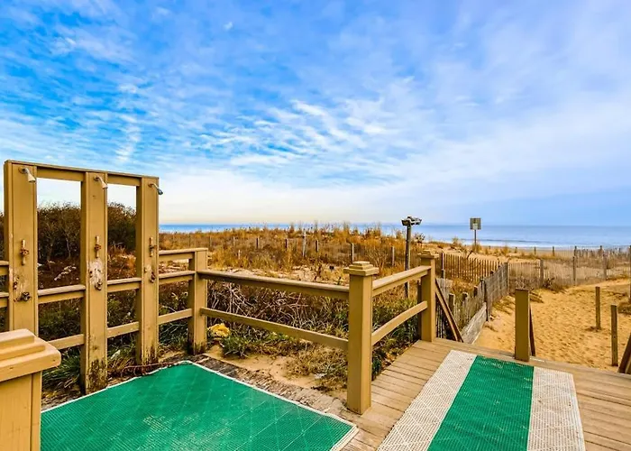 Oceanfront Getaway With Private Balcony Free Wifi Access & Shared Pool Сasa de vacaciones *